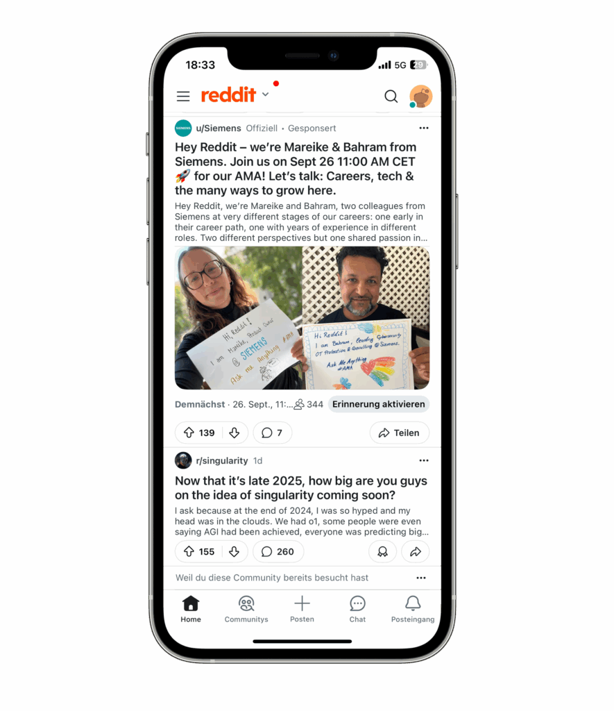 Smartphone-Display zeigt Reddit-App mit gesponsertem Beitrag von Siemens, zwei Personen halten Schilder mit Text und Grafiken, darunter Kommentare und Navigationsleiste der App