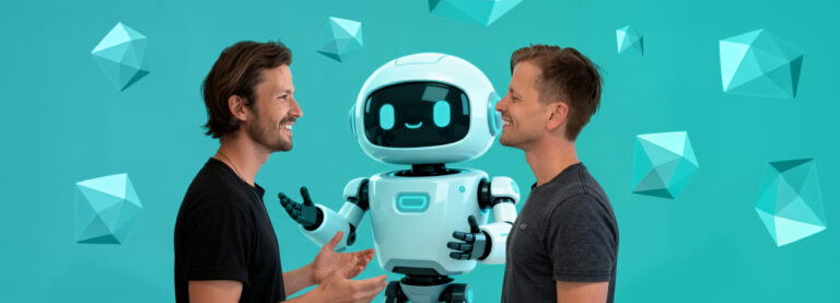 Zwei Männer stehen sich gegenüber, zwischen ihnen ein weißer Roboter mit schwarzem Display als Gesicht, vor türkisfarbenem Hintergrund mit geometrischen Formen.