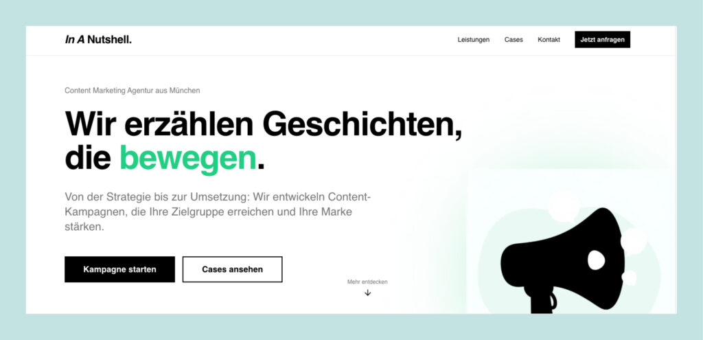 Webseite mit Überschrift 'Wir erzählen Geschichten, die bewegen.' und zwei Buttons 'Kampagne starten' und 'Cases ansehen', rechts stilisiertes Megafon-Symbol.
