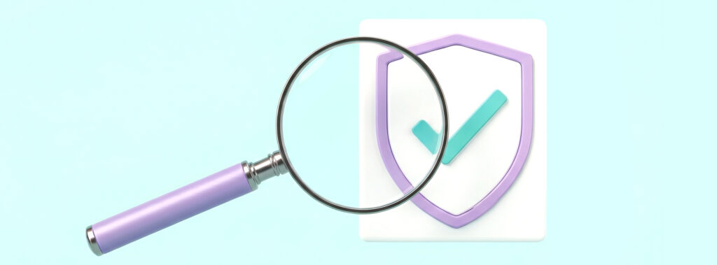 Eine Lupe vor einem türkisfarbenen Hintergrund, die über ein Schutzschild-Icon schwebt