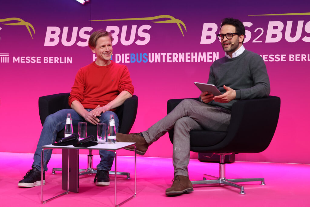 Podiumsdiskussion auf der Bus2Bus in Berlin - Timm Rotter (l) und Moderator Zackes Brustik